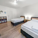 Modern 3-Br Apmt. Sleeps 6+
